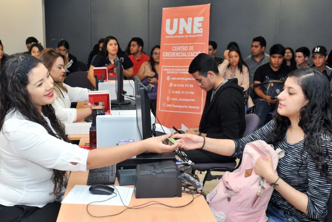 Pagan en transporte con tarjeta