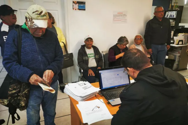 Apoya Oomapas a adultos