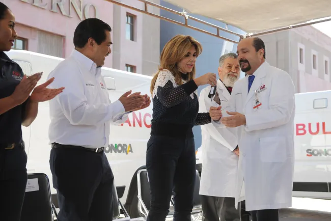 Entrega Gobernadora ambulancias