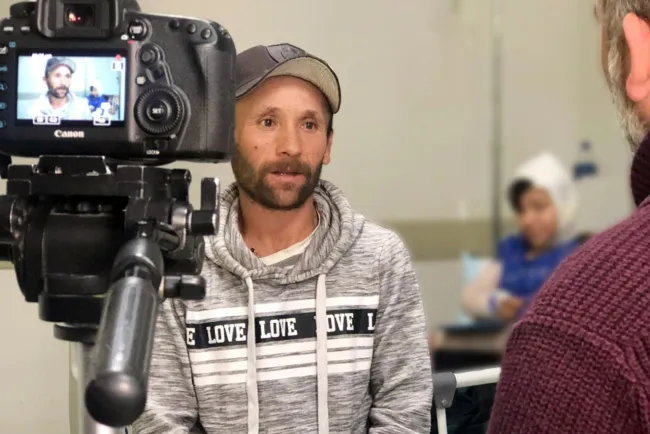 A salvo niño atacado por perros