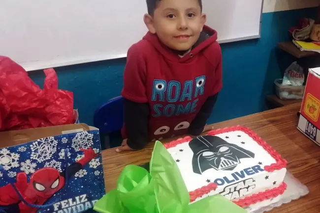 Oliver Ruiz recibe festejo en el salón de clases