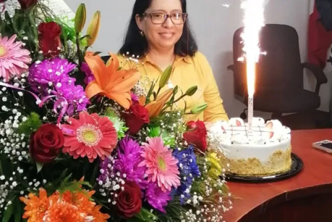 Festejan a Emma en su trabajo