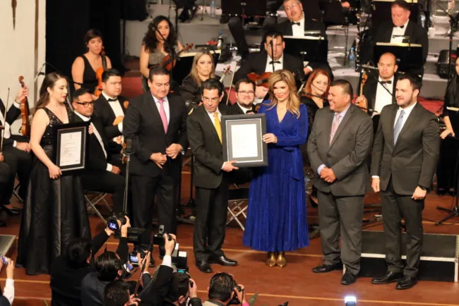 Entrega Gobernadora reconocimientos