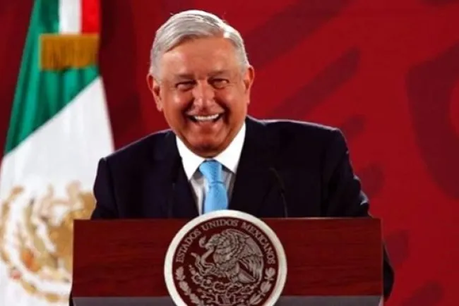 Ríe AMLO, defiende rifa de avión y hace cuento de cómo se adquirió