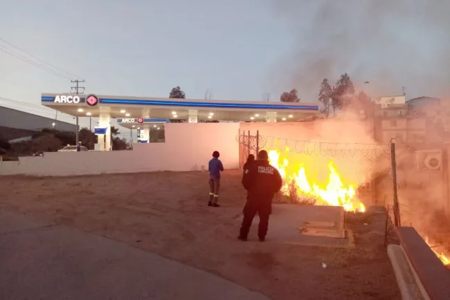 Moviliza fuego en maleza a autoridades