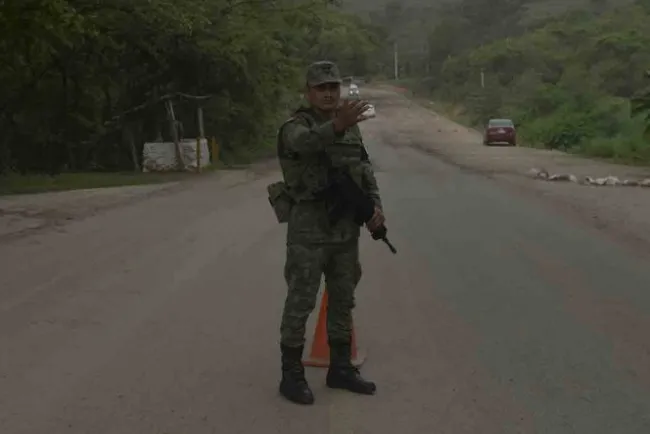 Comando asalta autobús con turistas polacos en Chiapas