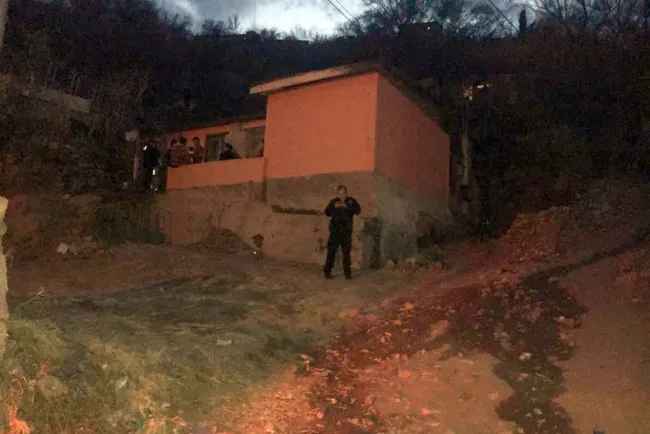 Localizan a hombre sin vida sentado en sillón