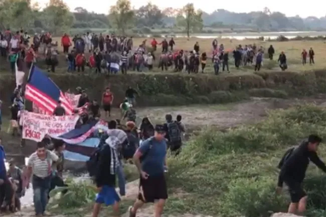 Con banderas de Honduras y EU avanzan migrantes