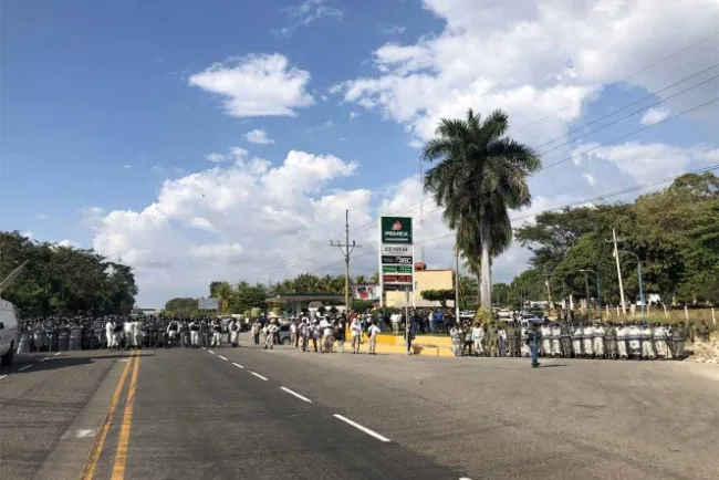 Guardia Nacional ‘choca’ con caravana migrante en Chiapas