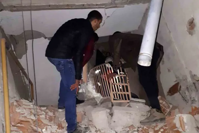 Turquía reporta 14 muertos tras potente sismo de magnitud 6.7
