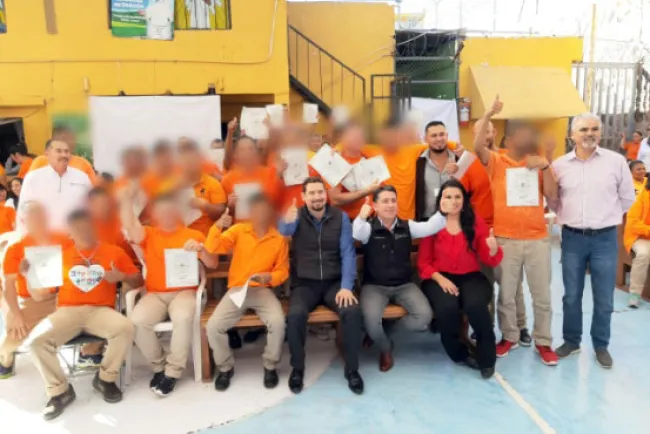 Gradúan 77 internos en Cereso