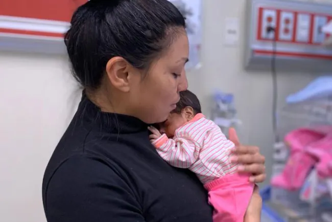 Salvan vida de niño al nacer prematuro