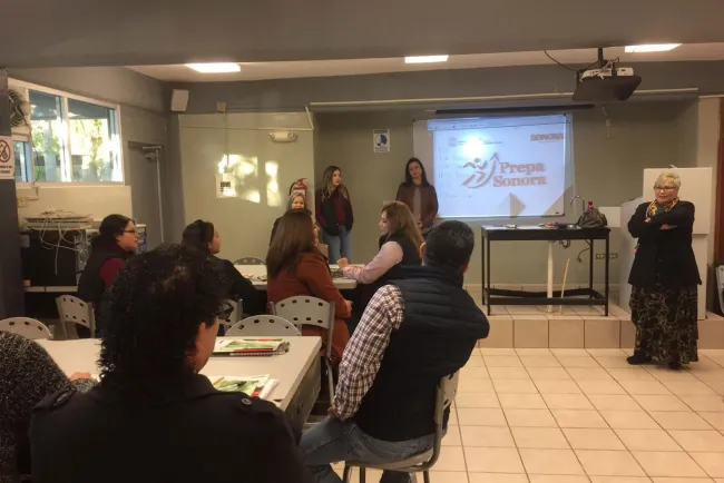 Orientan a jóvenes estudiantes