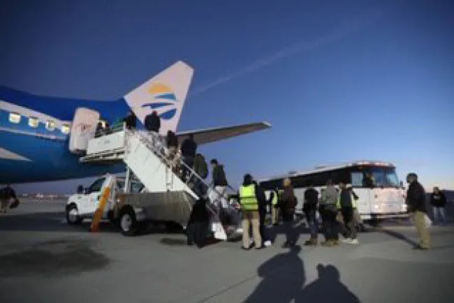 Repatrian vía aérea a 107 mexicanos