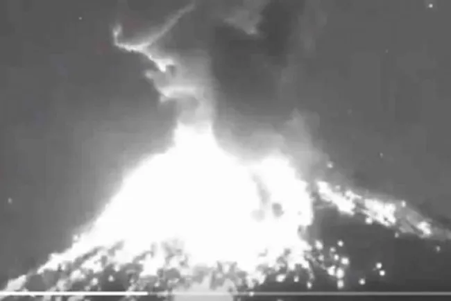 ‘El Popo’ emite explosión y en redes aseguran que se ve un OVNI