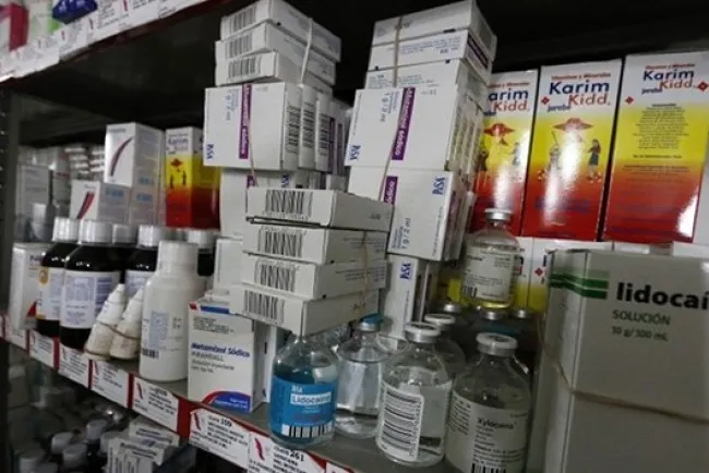 Se disparan precios de medicamentos ante desabasto en sector salud