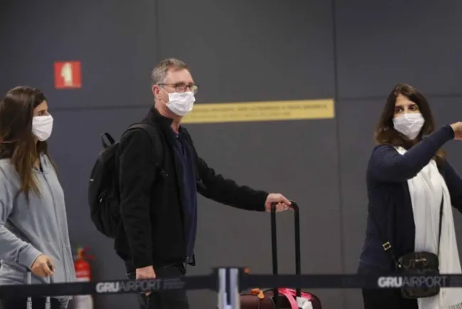 EU activa alerta por coronavirus; prohibirá ingreso a turistas