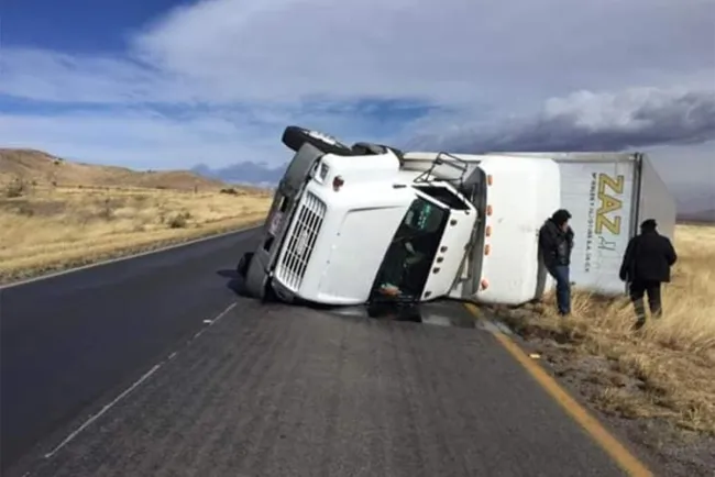 ¡Impactante! Fuerte viento vuelca dos tráileres en Ciudad Juárez