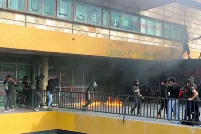 AMLO denuncia ‘mano negra’ tras actos vandálicos en Rectoría de la UNAM