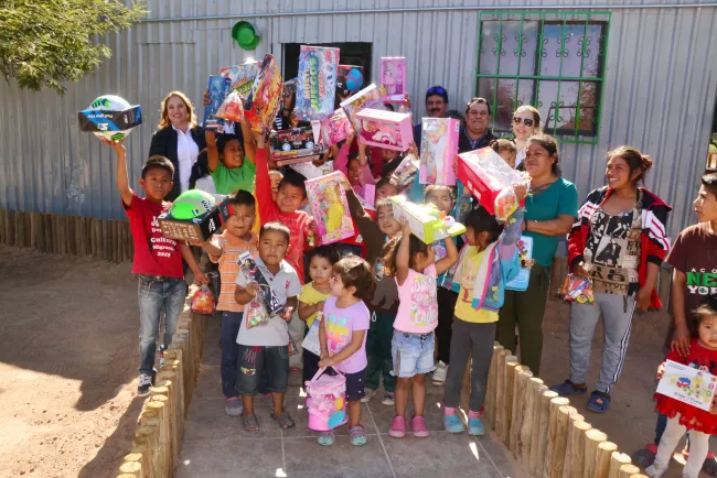 Dona voluntariado de SEC juguetes a niños