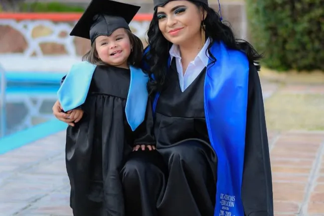 Daniela concluye licenciatura