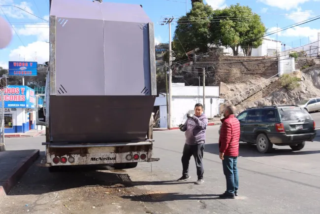 Rehabilitan contenedores para la basura en colonias