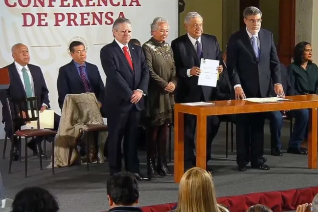 Adopta López Obrador reforma judicial planteada por la SCJN