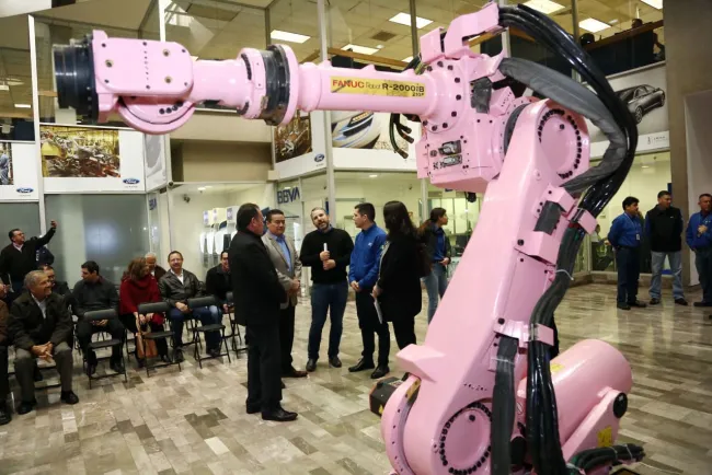 Reciben universidades robots de Planta Ford