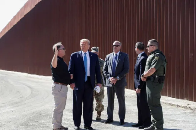 Trump maniobra para agilizar construcción de muro fronterizo