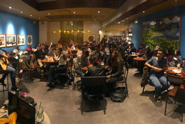 Disfrutan de Noche Bohemia