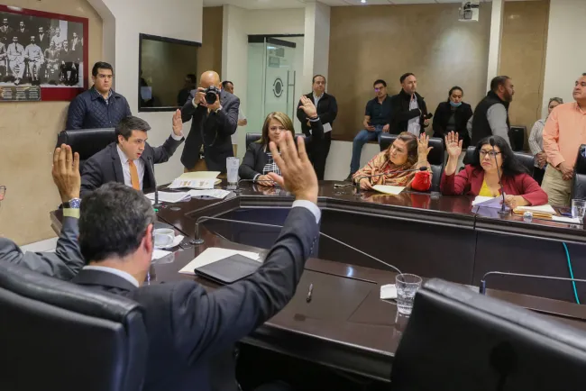 Dictaminan comisiones diversos asuntos