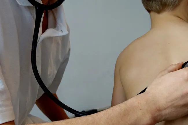 Instan a prevenir la neumonía en menores