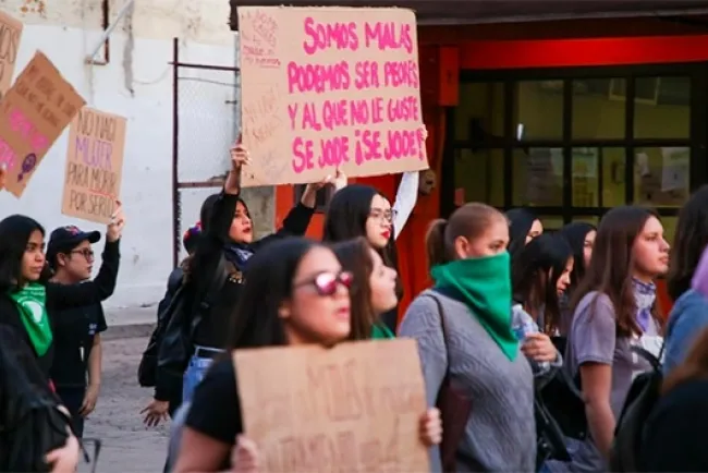 Mujeres marchan en Hermosillo por feminicidios; destruyen sede del Poder Judicial