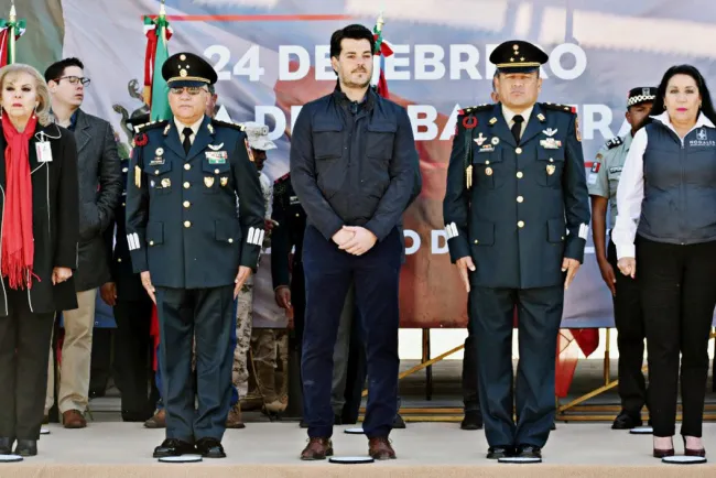 Protestan al recibir Bandera