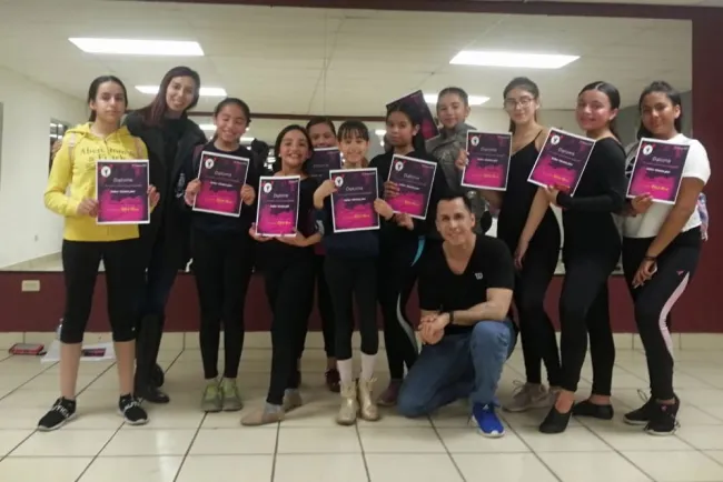 Academia de Danza recibe a maestro Roberto Morán