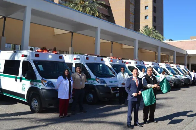 Entrega IMSS ocho ambulancias nuevas