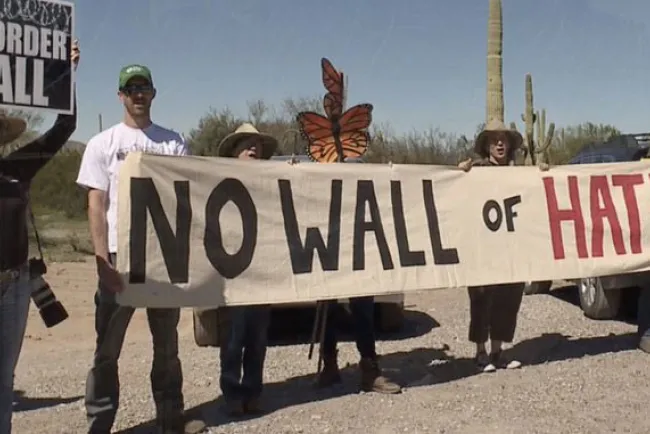 Roces entre activistas y funcionarios por el muro