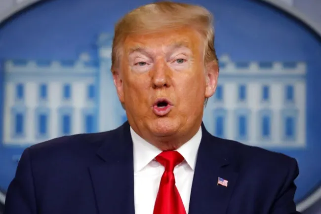 Trump analiza cerrar frontera con México por coronavirus