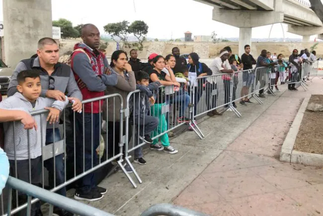 Suspende Corte política de asilo de Trump