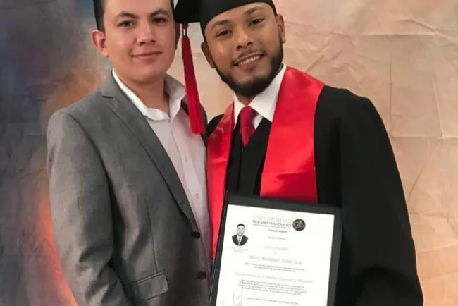Adán Ruiz concluye Licenciatura