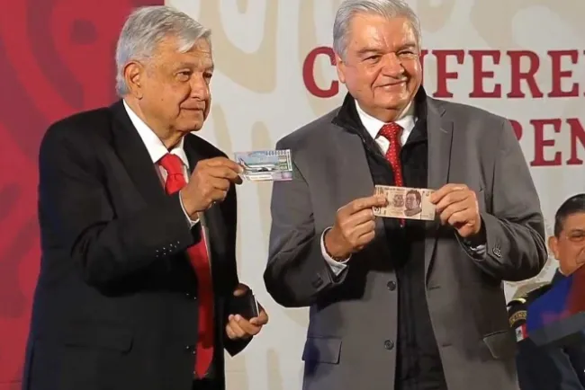 Compra López Obrador primer ‘cachito’ de la rifa del avión