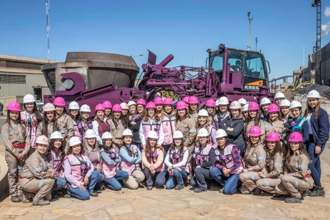 Reconoce Gobernadora a las mujeres