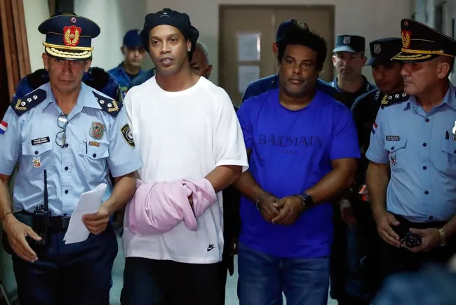 Ronaldinho esposado; comparece en audiencia
