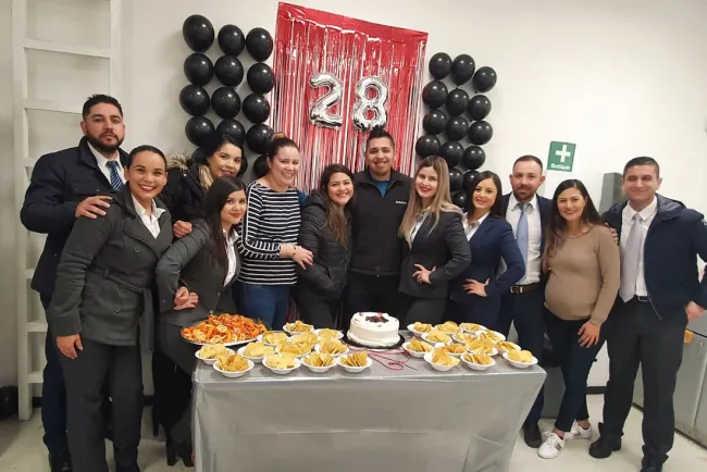 Festejan a Alejandro en su trabajo