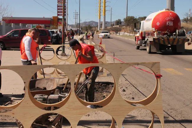 Participan en trabajo de bacheo en La Mesa