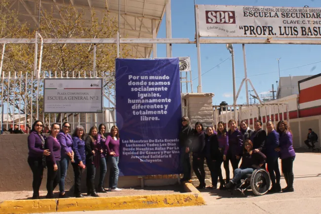 Se unen maestras a la marcha femenil