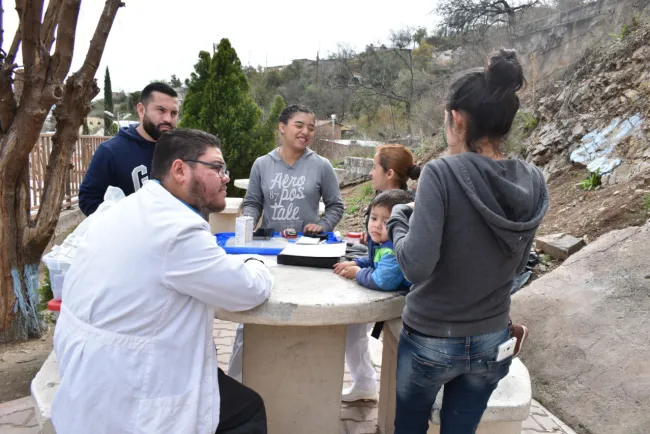 Dan atención médica a migrantes