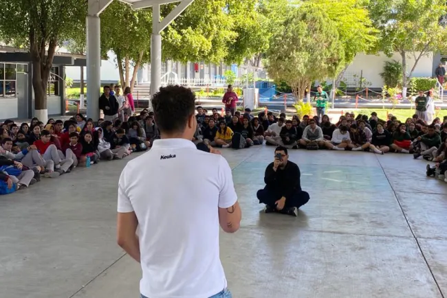 Llevan plática motivacional a estudiantes del Cobach