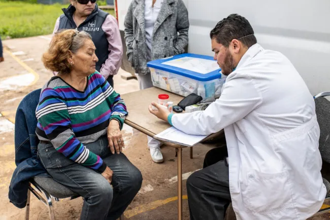 Llevan jornada de salud a La Arizona