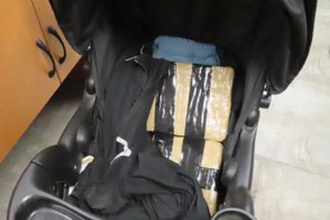 Llevaba marihuana en carriola de su bebé